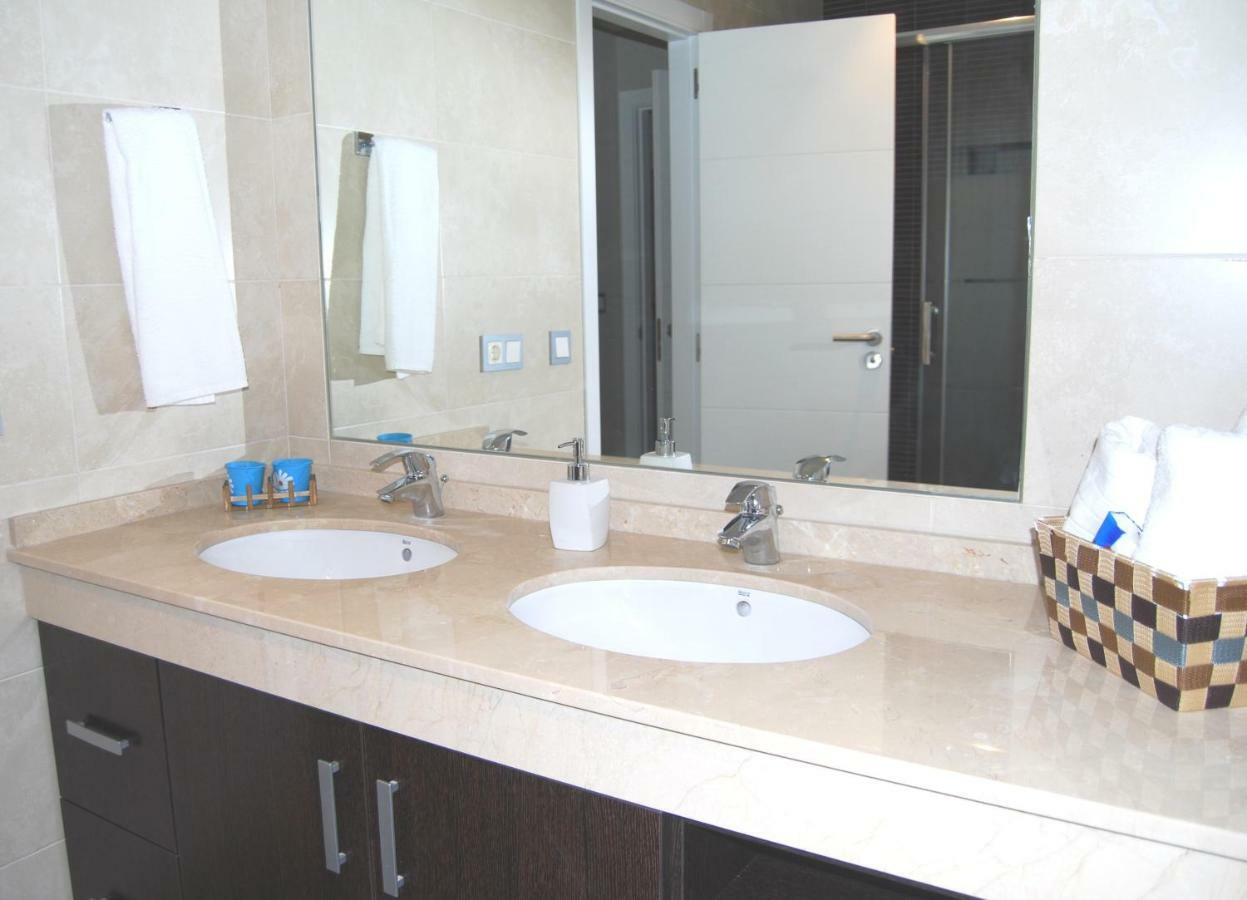 Centrico Nuevo Dos Banos Parking Apartment เซบีญา ภายนอก รูปภาพ